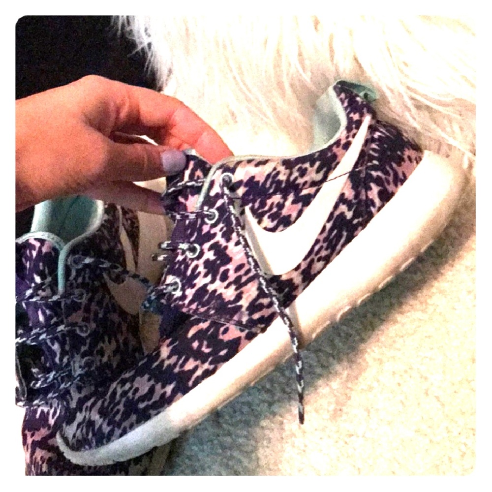 Nike Roshe Sneakers with cool design! Size 8